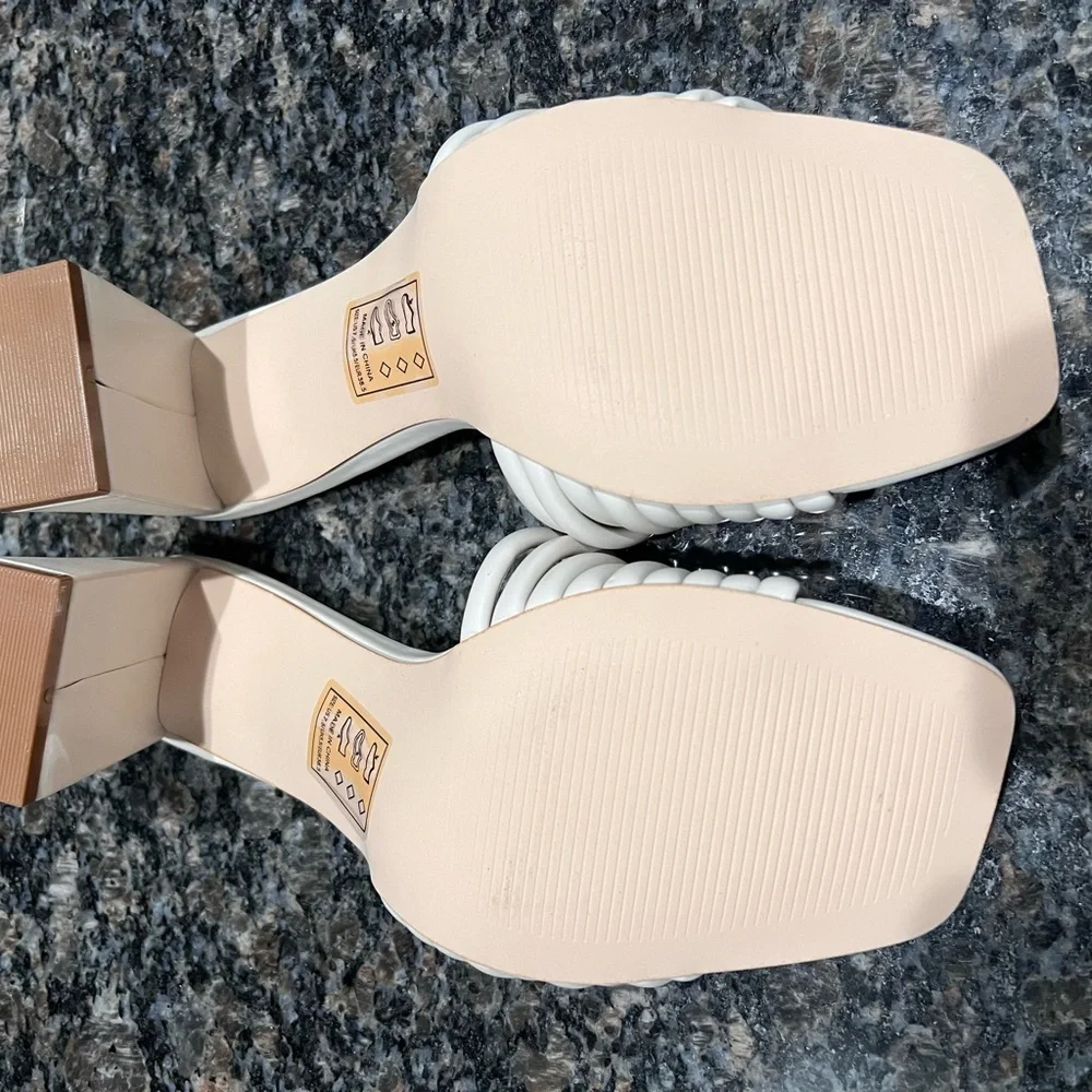 NEW!Your to -go- to slip on small Sandals and super comfortable - Picture 4 of 9